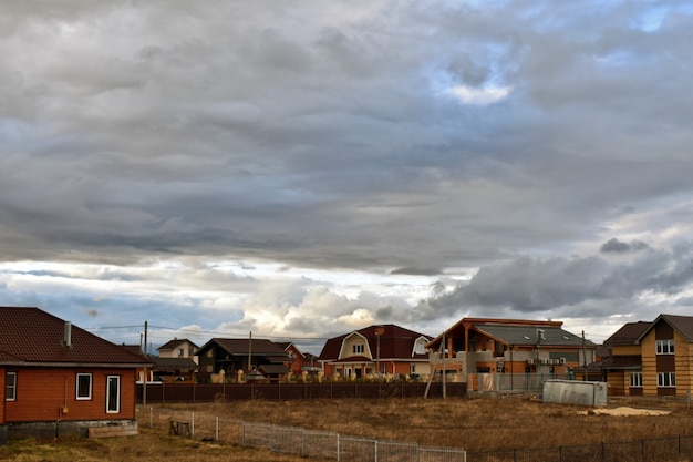 Las nubes vuelan sobre la aldea rural