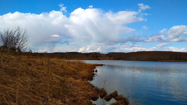 las nubes vuelan sobre un gran lago