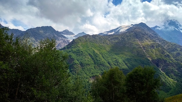 las nubes vuelan sobre las montañas. Cáucaso