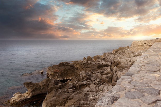 Nublado atardecer junto al mar