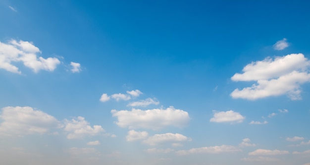 Nublado blanco con fondo de cielo azul