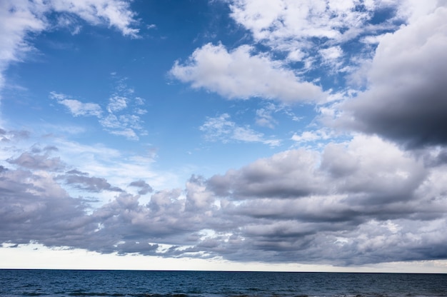 Nublado en el cielo azul sobre el mar tropical