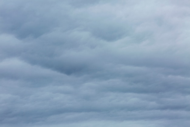 Nublado cielo azul sombrío. Antecedentes. Espacio para texto.