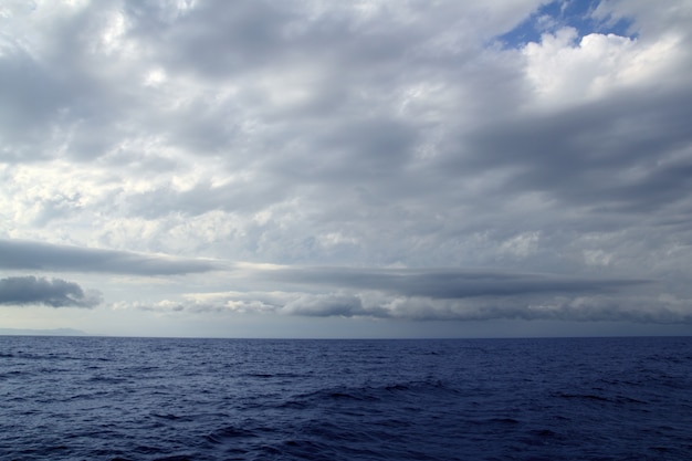 Nublado dia tempestuoso no mar do oceano