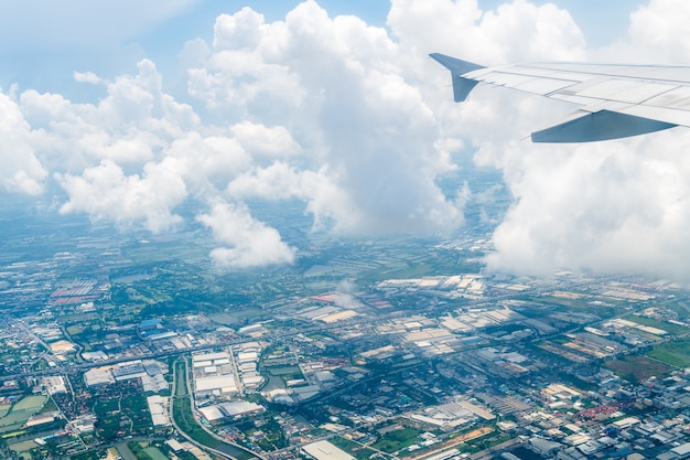 nublado e paisagem de avião