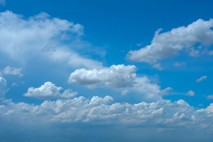 Nublado hermoso en el cielo azul en la ciudad de Bangkok en Tailandia