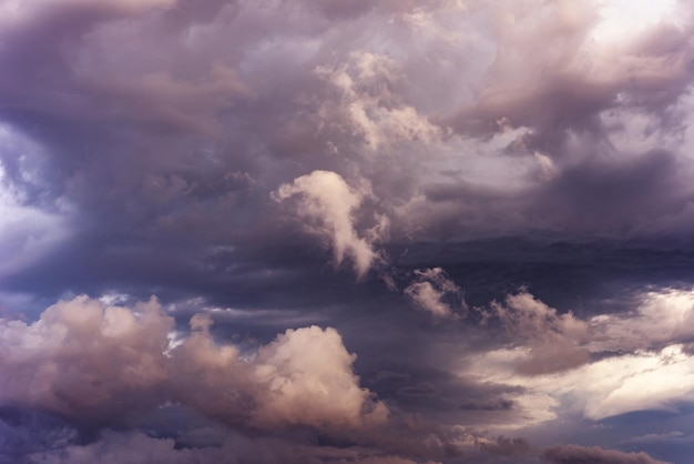 Foto nublado sombrío dramático cielo nocturno tormenta nubes bajas