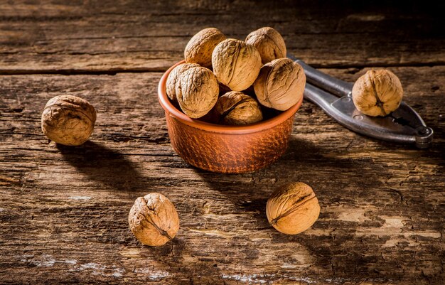 Núcleos de nuez y nueces enteras en un viejo de madera