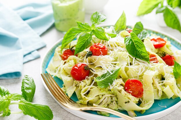 Nudelfettuccine mit Hähnchenbrust, gebackenen Tomaten, Parmesankäse und Avocado-Guacamole-Sauce