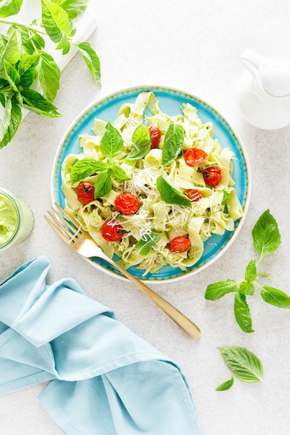 Nudelfettuccine mit Hähnchenbrust, gebackenen Tomaten, Parmesankäse und Avocado-Guacamole-Sauce