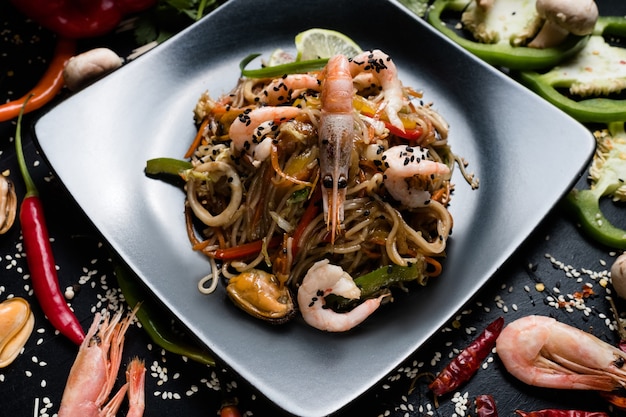 Nudelgarnelen Shrimps Meeresfrüchte und Gemüse auf einem Teller