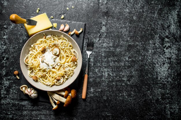 Nudeln in einer Schüssel mit Pilzen, Knoblauch und Parmesan