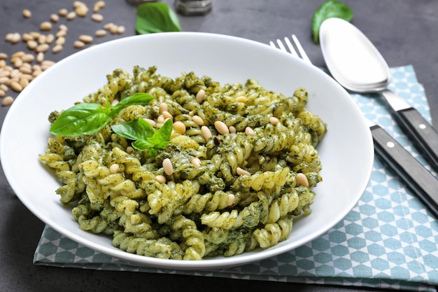 Nudeln mit Basilikum-Pesto-Sauce in der Platte