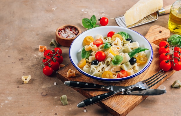 Nudeln mit Basilikumblättern und Parmesan