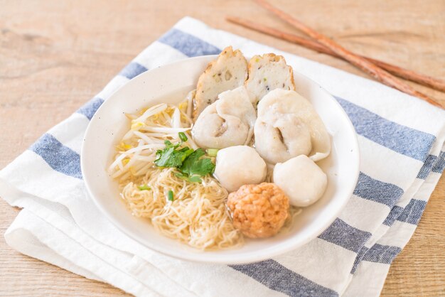 Nudeln mit Fischbällchen in Suppe