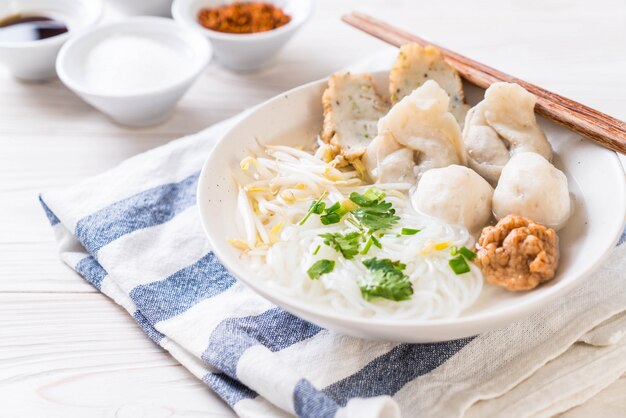 Nudeln mit Fischbällchen in Suppe