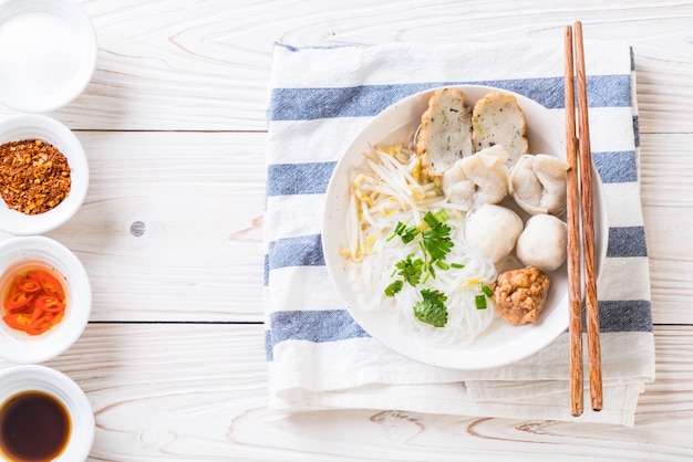 Nudeln mit Fischbällchen in Suppe