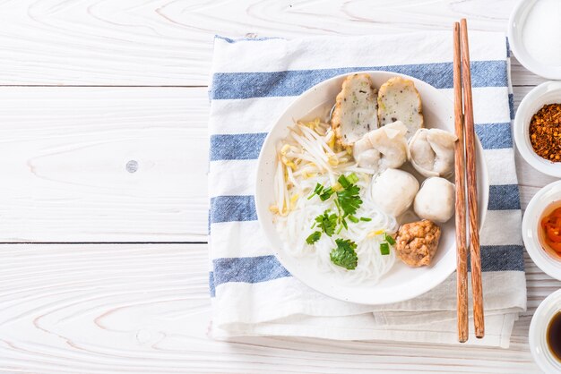 Nudeln mit fischbällchen in suppe