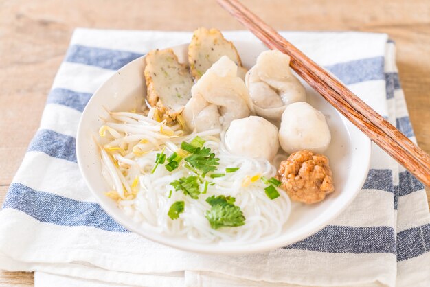 Nudeln mit Fischbällchen in Suppe