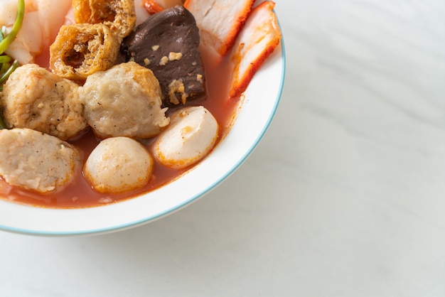Nudeln mit Fleischbällchen in rosa Suppe oder Yen Ta Four Noodles nach asiatischer Art