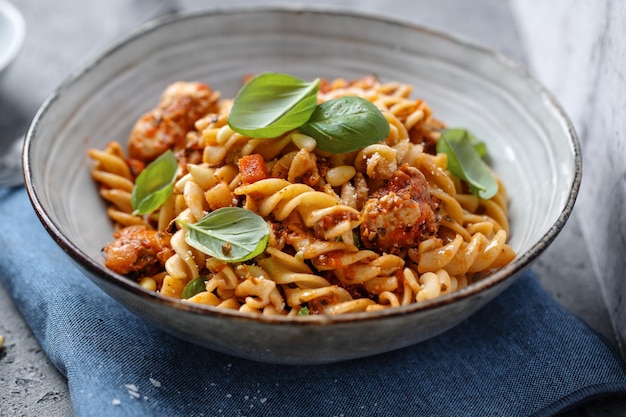 Nudeln mit Tomatensauce in Schüssel serviert