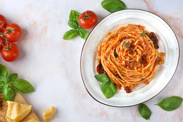 Foto nudeln mit tomatensauce, sonnengetrockneten tomaten und oliven