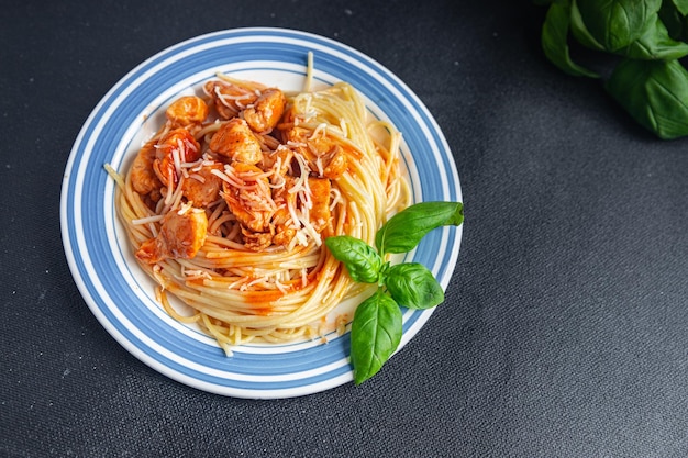 Nudeln Spaghetti Tomatensauce Hühnerfleisch frische Mahlzeit Lebensmittel Snack auf dem Tisch Kopie Raum Essen