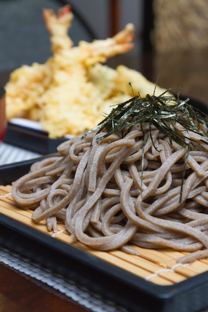 Nudeln und panierte Garnelen. Soba mit Tempura-Nudeln. japanisches Essen