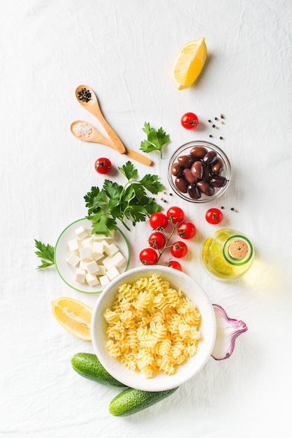 Nudelsalat in einem Teller mit Zutaten