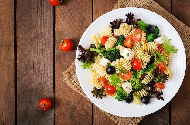 Nudelsalat mit Tomate, Brokkoli, schwarzen Oliven und Käsefeta