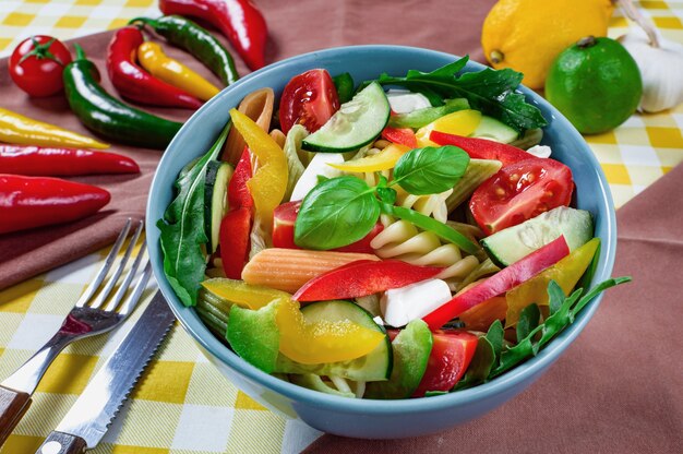 Nudelsalat mit Tomaten-Rucola-Gurken-Pfefferschoten-Paprika schwarze und grüne Oliven