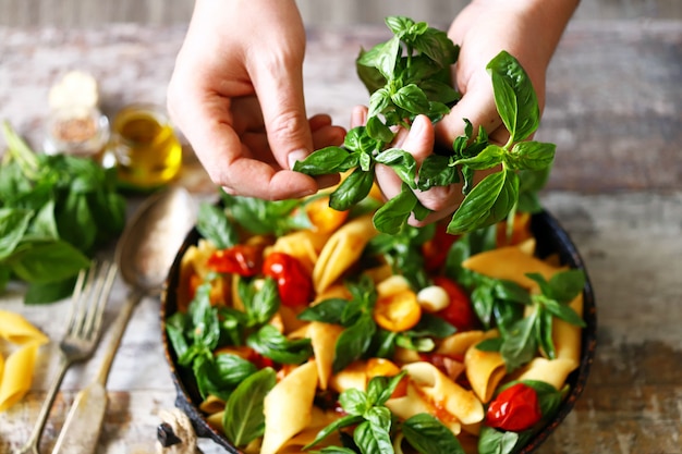 Nudelsalat mit Tomaten und Basilikum