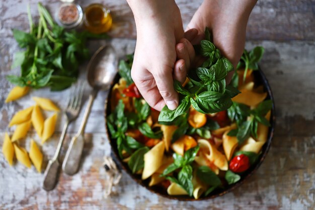 Nudelsalat mit Tomaten und Basilikum