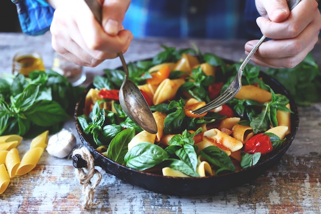 Foto nudelsalat mit tomaten und basilikum