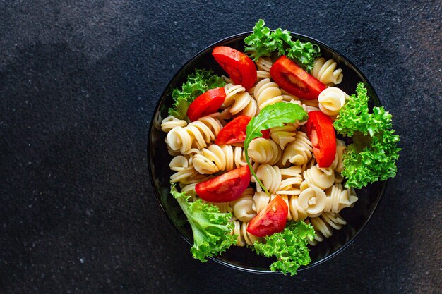 Nudelsalat mit Tomaten und Letucce