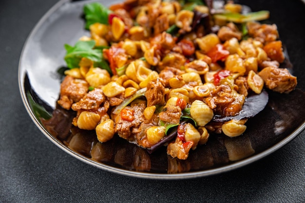 Nudelsalat, Thunfisch und Gemüse, Meeresfrüchte, Essen, Gemüse, Snack auf dem Tisch, Kopierraum, Essen