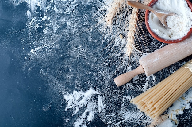 Nudelspaghetti mit Mehl