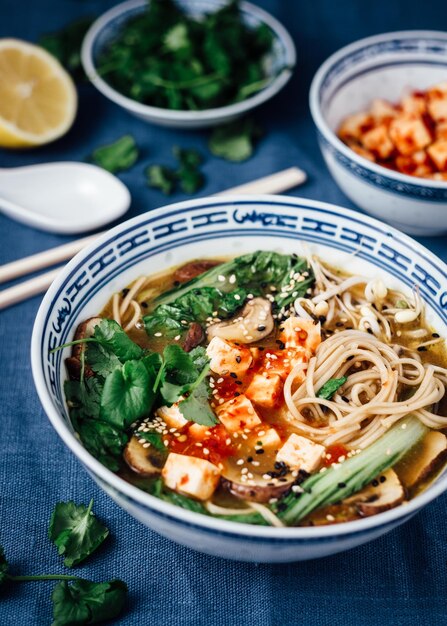 Foto nudelsuppe in einer schüssel