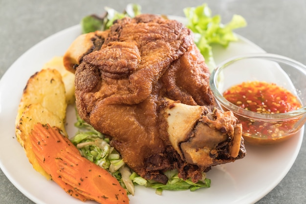 Nudillo de cerdo crujiente o Hocks de cerdo alemán