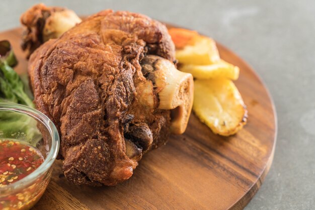 Nudillo de cerdo crujiente o Hocks de cerdo alemán