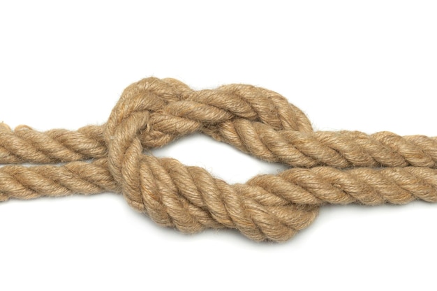 Nudo de cuerda enrollado aislado sobre un fondo blanco