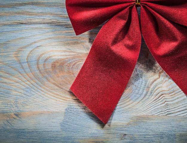 Nudo rojo de Navidad en concepto de celebraciones de vista superior de tablero de madera