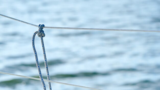 Foto nudo en la valla del tablero del yate con el telón de fondo del agua de mar del océano. foto de alta calidad