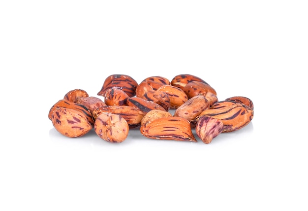 Nueces aisladas sobre fondo blanco