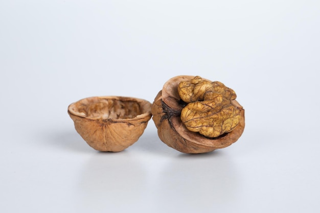 Nueces con aislado en blanco.