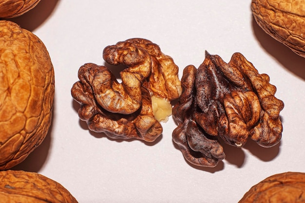 Foto nueces aislado sobre fondo blanco con trazado de recorte