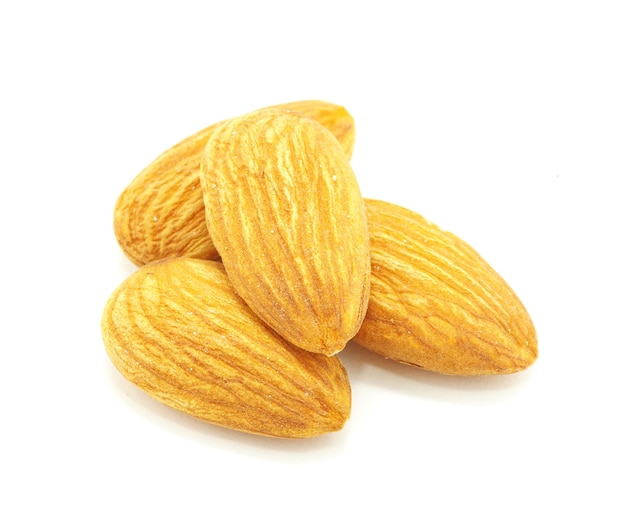 Nueces de almendra aislado