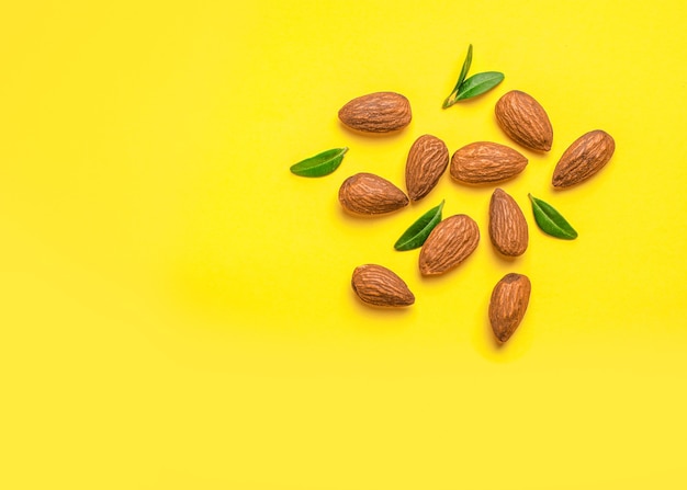 Nueces de almendra con hojas en amarillo