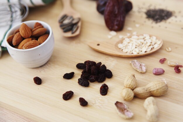 Nueces de almendra sobre fondo de madera