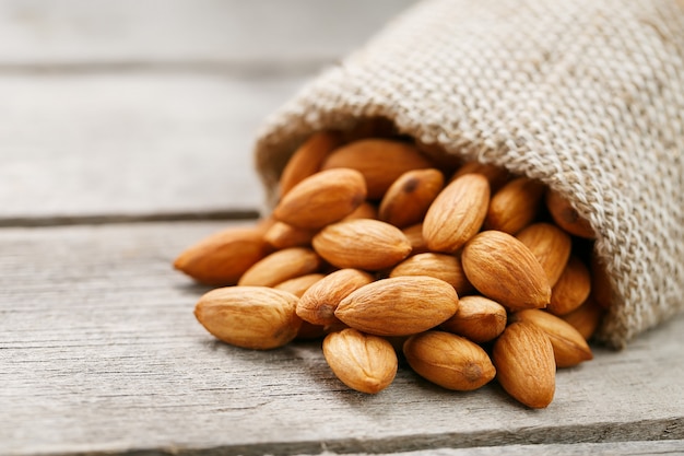 Nueces almendras en una bolsa de arpillera